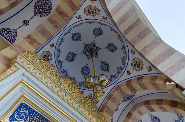 Cúpula Com Decoração Tradicional Janelas Fundo Arquitetônico Mesquita — Fotografia de Stock