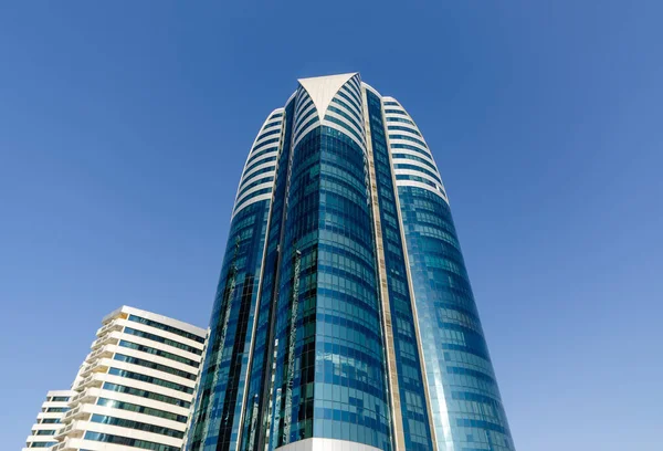 俄罗斯格罗兹尼车臣蓝天上高耸的摩天大楼 — 图库照片