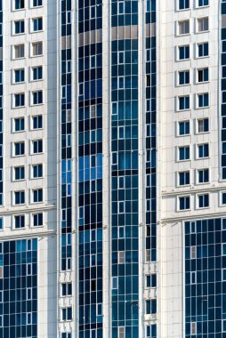 Modern bir gökdelenin mimari desenleri olmayan birçok penceresi ve duvarı var.