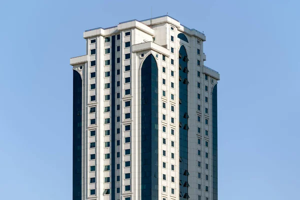 Ein Hoher Moderner Wolkenkratzer Gegen Blauen Himmel Isoliert — Stockfoto