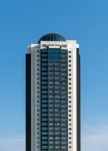 一座高耸的现代摩天大楼与蓝天相映成趣 — 图库照片
