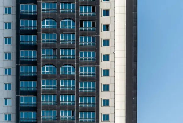 Vele Ramen Muren Gevel Van Een Moderne Wolkenkrabber Zonder Mensen — Stockfoto