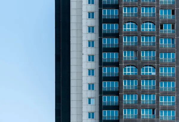 Πολλά Παράθυρα Και Τοίχους Πρόσοψη Ενός Σύγχρονου Ουρανοξύστη Χωρίς Ανθρώπους — Φωτογραφία Αρχείου