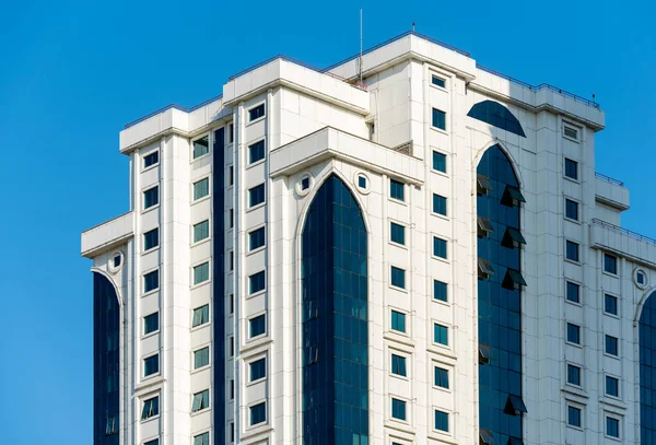 Ein Hoher Moderner Wolkenkratzer Gegen Blauen Himmel Isoliert — Stockfoto