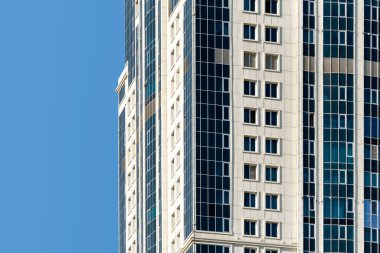 Modern bir gökdelenin mimari desenleri olmayan birçok penceresi ve duvarı var.