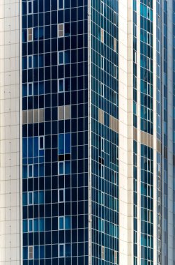 Modern bir gökdelenin mimari desenleri olmayan birçok penceresi ve duvarı var.