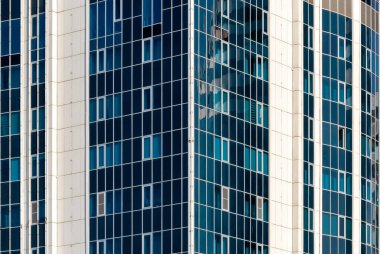 Modern bir gökdelenin mimari desenleri olmayan birçok penceresi ve duvarı var.