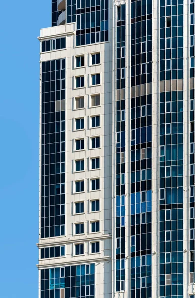 Viele Fenster Und Wände Fassade Eines Modernen Wolkenkratzers Ohne Menschen — Stockfoto