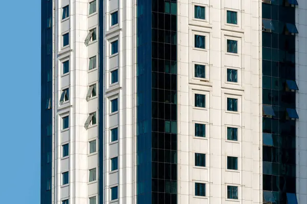 没有人建造抽象图案的现代摩天大楼的许多窗户和墙面 — 图库照片