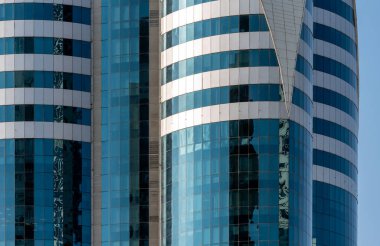 Modern bir gökdelenin mimari desenleri olmayan birçok penceresi ve duvarı var.