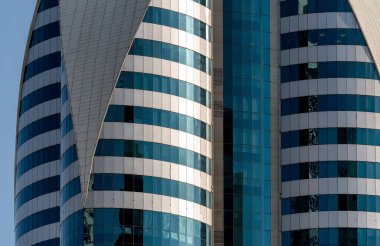 Modern bir gökdelenin mimari desenleri olmayan birçok penceresi ve duvarı var.