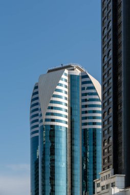 Modern bir gökdelenin mimari desenleri olmayan birçok penceresi ve duvarı var.