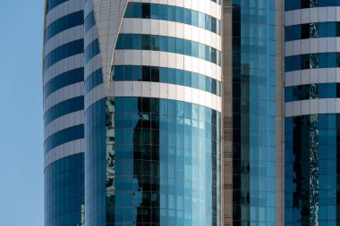 Modern bir gökdelenin mimari desenleri olmayan birçok penceresi ve duvarı var.
