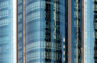 Modern bir gökdelenin mimari desenleri olmayan birçok penceresi ve duvarı var.