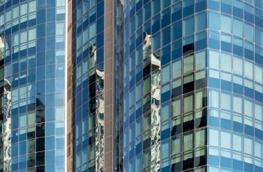 Modern bir gökdelenin mimari desenleri olmayan birçok penceresi ve duvarı var.