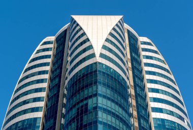 Modern bir gökdelenin mimari desenleri olmayan birçok penceresi ve duvarı var.