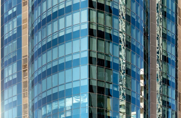 Πολλά Παράθυρα Και Τοίχους Πρόσοψη Ενός Σύγχρονου Ουρανοξύστη Χωρίς Ανθρώπους — Φωτογραφία Αρχείου