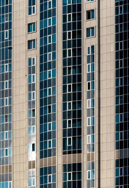 Viele Fenster Und Wände Fassade Eines Modernen Wolkenkratzers Ohne Menschen — Stockfoto