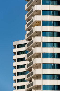 Modern bir gökdelenin mimari desenleri olmayan birçok penceresi ve duvarı var.
