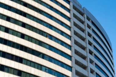 Modern bir gökdelenin mimari desenleri olmayan birçok penceresi ve duvarı var.