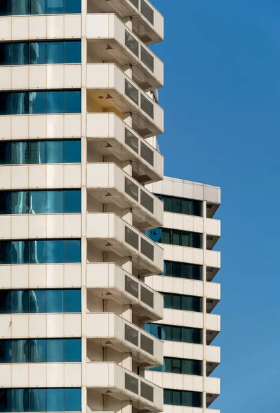 Vele Ramen Muren Gevel Van Een Moderne Wolkenkrabber Zonder Mensen — Stockfoto