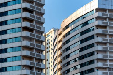 Modern bir gökdelenin mimari desenleri olmayan birçok penceresi ve duvarı var.