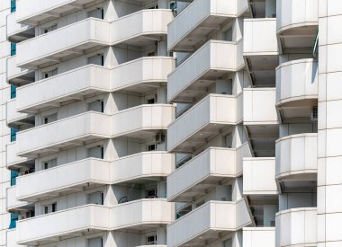 Modern bir gökdelenin mimari desenleri olmayan birçok penceresi ve duvarı var.