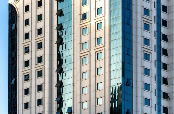 Muchas Ventanas Paredes Fachada Rascacielos Moderno Sin Gente Patrón Abstracto — Foto de Stock