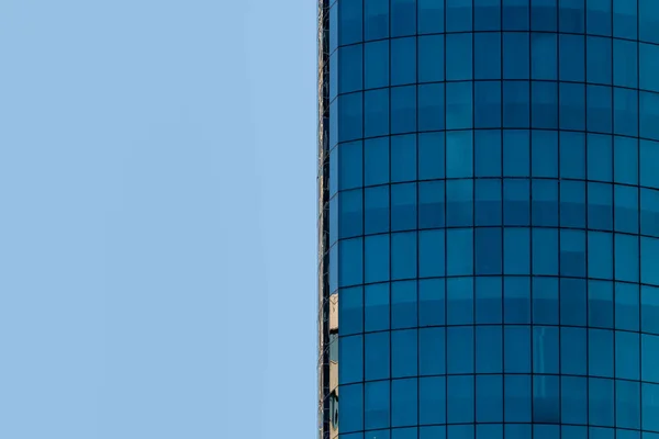 Många Fönster Och Väggar Fasad Modern Skyskrapa Utan Människor Arkitektonisk — Stockfoto