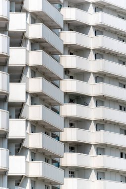 Modern bir gökdelenin mimari desenleri olmayan birçok penceresi ve duvarı var.