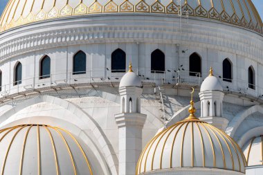 Grozny Çeçenistan Rusya 'daki geleneksel İslam camiinin bir minaresi