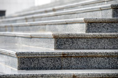 Boş bir granit merdivenin merdivenlerinde insanlar olmadan.