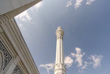 Grozny Çeçenistan Rusya 'daki geleneksel İslam camiinin bir minaresi