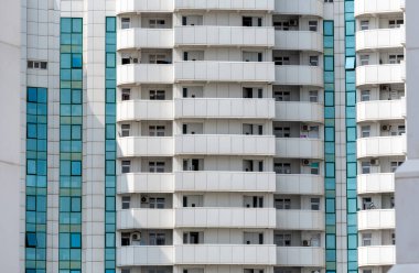 Modern bir gökdelenin mimari desenleri olmayan birçok penceresi ve duvarı var.