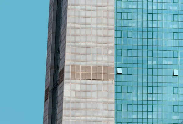 사람들이 빌딩의 창문과 — 스톡 사진