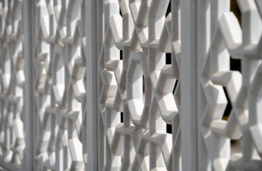 İslami cami duvarının soyut desenleri yakın.