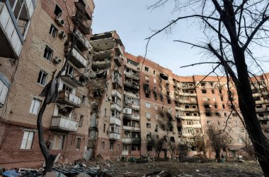 Ukrayna 'daki savaş sırasında şehirdeki evleri yakıp yıktılar.