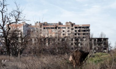 Ukrayna 'daki savaş sırasında şehirdeki evleri yakıp yıktılar.