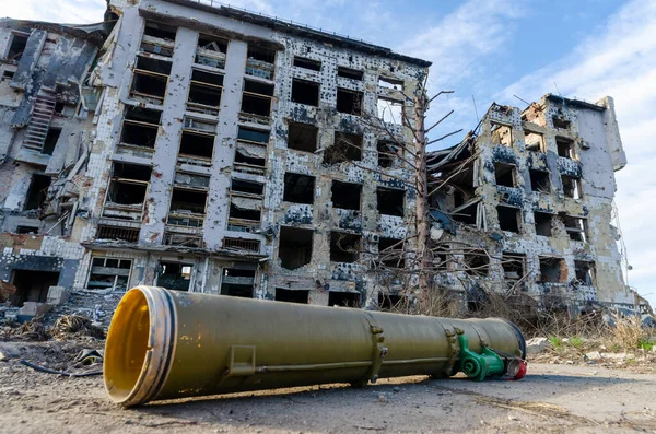 Handgranaatwerper Tegen Achtergrond Van Een Vernietigde Huisoorlog Oekraïne Met Rusland — Stockfoto