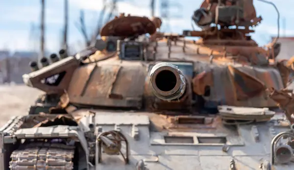 乌克兰与俄罗斯城市街头战争中损坏的军用坦克 — 图库照片