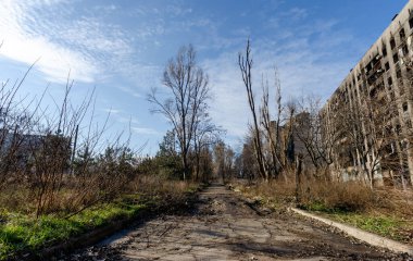 Ukrayna 'daki savaş sırasında şehirdeki evleri yakıp yıktılar.
