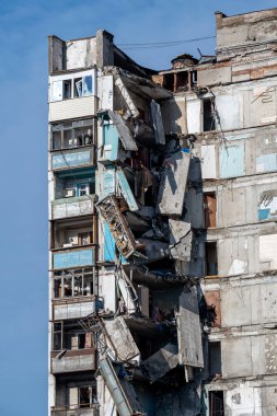 Ukrayna 'daki savaş sırasında şehirdeki evleri yakıp yıktılar.