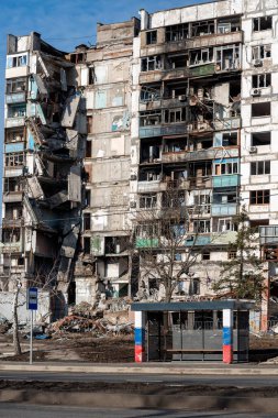 Ukrayna 'daki savaş sırasında şehirdeki evleri yakıp yıktılar.
