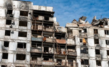 Ukrayna 'daki savaş sırasında şehirdeki evleri yakıp yıktılar.