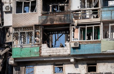 Ukrayna 'daki savaş sırasında şehirdeki evleri yakıp yıktılar.