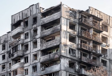 Ukrayna 'daki savaş sırasında şehirdeki evleri yakıp yıktılar.