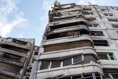 Ukrayna 'daki savaş sırasında şehirdeki evleri yakıp yıktılar.