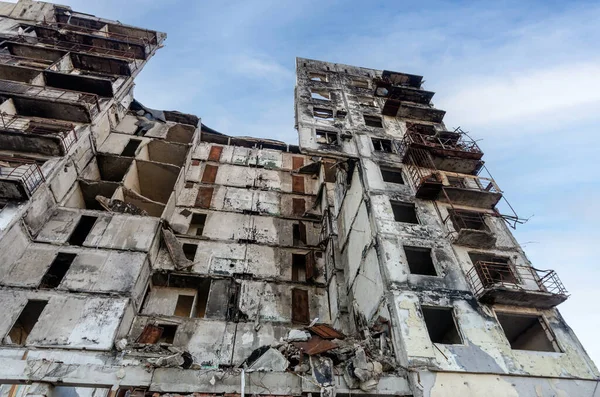 าลายและเผาบ านในเม องในช วงสงครามในย เครน — ภาพถ่ายสต็อก