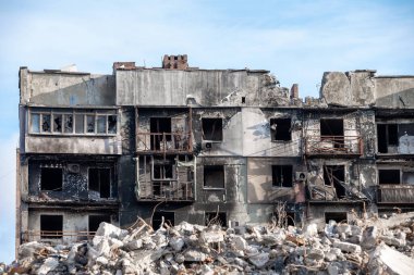 Ukrayna 'daki savaş sırasında şehirdeki evleri yakıp yıktılar.
