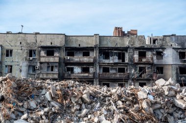 Ukrayna 'daki savaş sırasında şehirdeki evleri yakıp yıktılar.